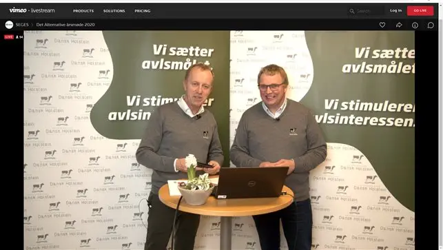 175 mennesker fulgte med på Dansk Holsteins hjemmeside og Facebook, da foreningen tirsdag aften livestreamede deres årsmøde. I spidsen stod chefkonsulent Torben Lund Balling og foreningens formand Kristian Nielsen (t.h). Foto: Tenna Bang