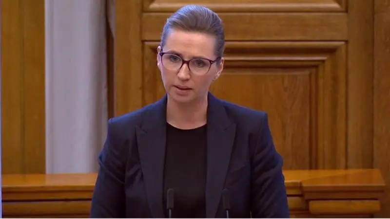 Mette Frederiksen stillede sig onsdag eftermiddag op i Folketingssalen og besvarede spørgsmål om forløbet i minksagen. Hun afviser alt om at have brudt Grundloven.