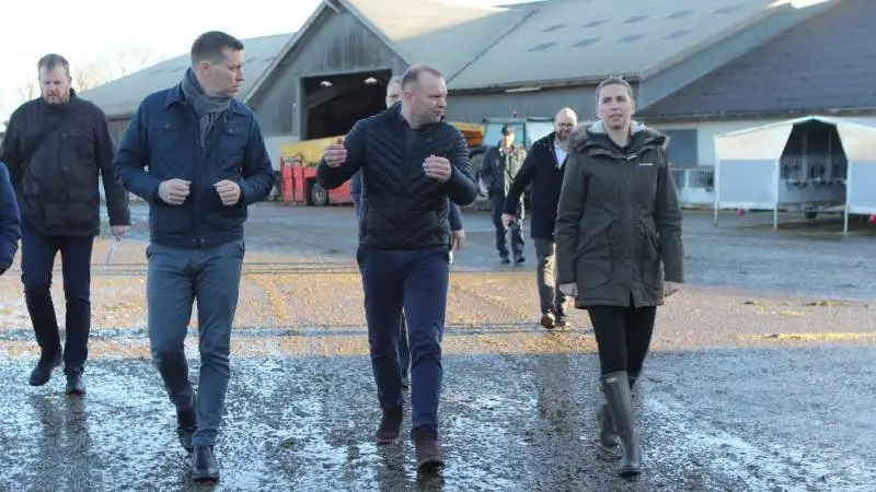 L&F-formand Søren Søndergaard (t.v.) og mælkeproducent Niels Hedermann Pedersen (i midten) opfordrede statsministeren til brede aftaler og til at gøre plads til indspark fra erhvervet. Fotos: Christian Carus