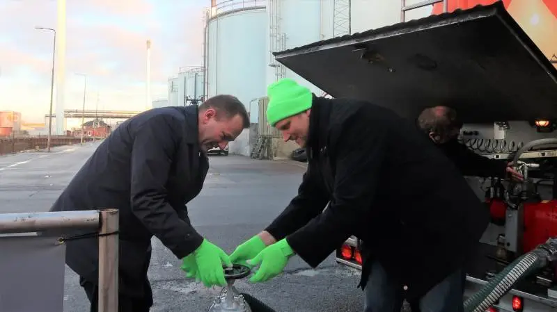 Morten Simonsen, Emmelev og MF Niels Fl. Hansen åbnede for hanen, og dermed var biodiesel fra Emmelev som brændstof til Key Bora en realitet.