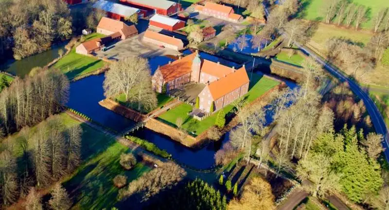 Hovedbygningen på Kongsdal Gods med den karakteristiske voldgrav har i de senere år gennemgået betydelige moderniseringer.
