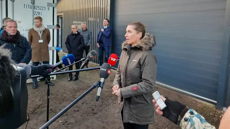 Stort presseopbud, da Mette Frederiksen forleden holdt pressemøde i forbindelse med et besøg på en minkfarm ved Jordrup nær Kolding.