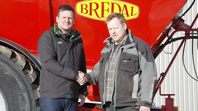 Her giver Poul Christensen (th) og Martin Geiser (tv) hånd på et fremtidigt samarbejde.