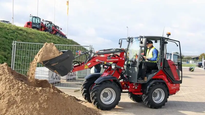 Nye opdaterede læssere fra Weidemann, blandt andet en Hoftrac 1390 konventionel hjullæsser og en Weidemann T4512 teleskoplæsser.
