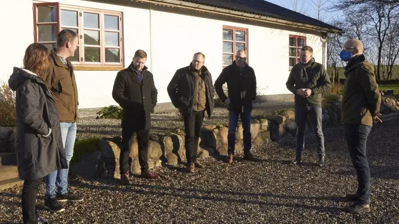 Landmandsparret Charlotte og Søren Vejen (tv), tog imod fødevareminister Rasmus Prehn.