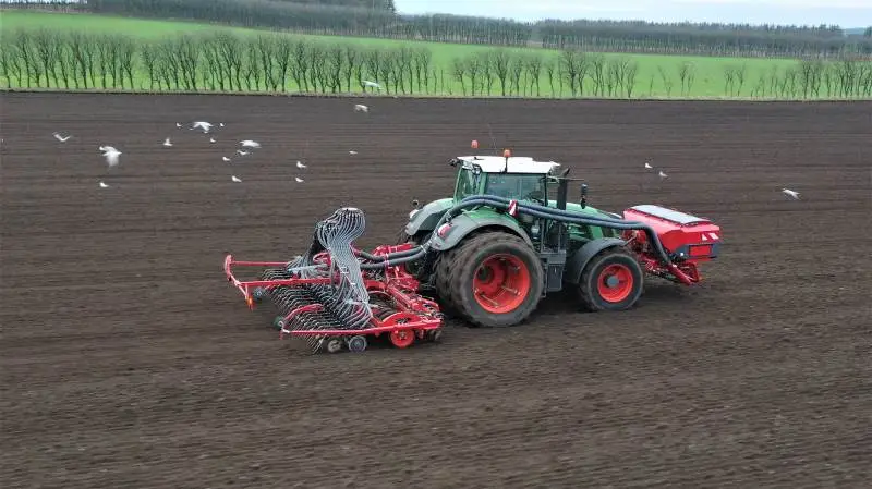 Horsch Taro 6 SL er en ny seks meter såmaskine, der er udviklet til både økologiske og konventionelle planteavlere, hvor der forudgående er lavet et perfekt såbed med plov og/eller harve. Taro 6 SL kan monteres med hydraulisk justerbar crossboard forrest. Foto: Arne Gejl