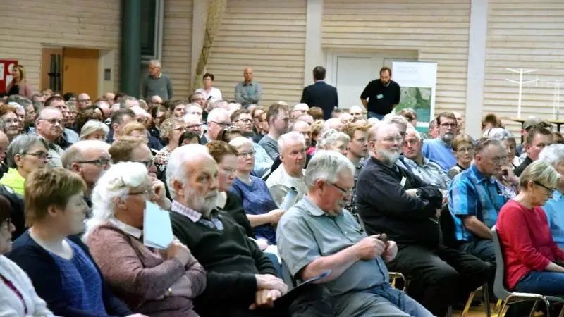 Det var svært at finde en siddeplads til Energinets informationsmøde i Videbæk. Op mod 500 mennesker var dukket op til mødet. Foto: Henning Andersen