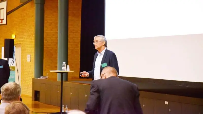 Ifølge Christian Jensen, projektleder hos Energinet, vil myndighederne have fuld råderet over jord, der indgås frivillige aftaler om til anlæggelsen af el-motorvejen mellem Endrup og Idomlund i Jylland. Foto: Henning Andersen