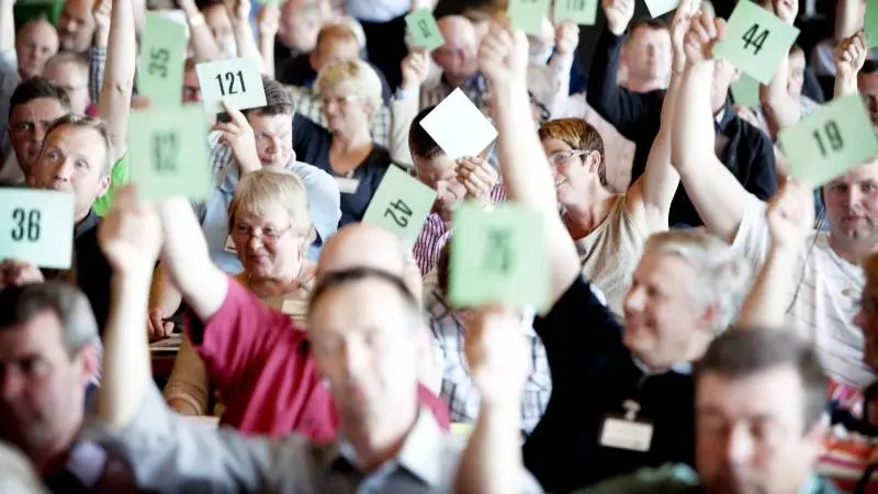 Kredsformændene i den danske del af Arla understreger i en fælles udtalelse, at de respekterer demokratiet og har tillid til andelsselskabet. Her ses en afstemning ved et repræsentantskabsmøde i Arla. Foto: Malin Arnesson
