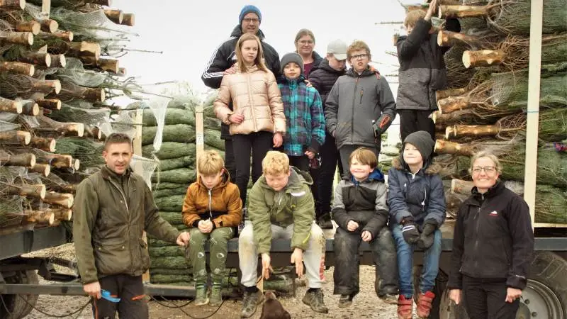 En specialklasse fra Auning Skole på Djursland flyttede for en dag undervisningen ud til den lokale juletræsproducent Mads Jürgensen, som gav et indblik i, hvordan det perfekte juletræ passes og formes. Foto: Djursland Landboforening.