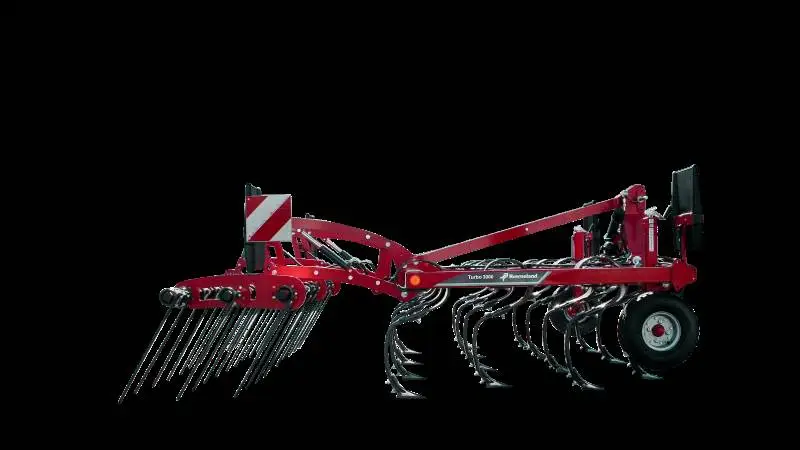 Kverneland Turbo 3000 udstyret med dybdehjul, vingeskærsspidser på 240 mm samt den tredobbelte fingerharve