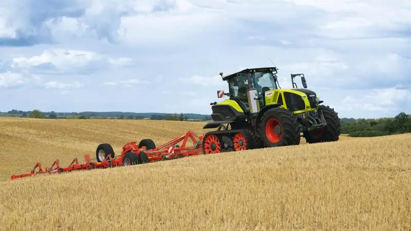 - Bæltetraktorerne fra Claas viser betydelig mere trækkraft og traktorerne har 35 procent større kontaktareal i forhold til en tilsvarende traktor på hjul, og det betyder, at kunderne oplever op til 15 procent mere trækkraft, siger Lars Johnsen, salgs- og produktchef for Claas-traktorerne hos Danish Agro Machinery, som på baggrund af tilbagemeldingerne fra demoturen, ser positivt på salget af Axion Terra Trac-traktorer for 2021. På billedet er det nyheden Axion 960 med bælter.