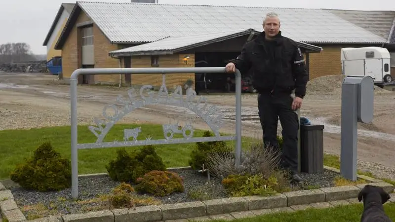 Det var her det hele startede. Foran Mosegaarden, hvor Effektivt Landbrug mødte Preben Drejer Pedersen for første gang for snart et år siden. Nu har avisen fulgt ham, sin maskinstation og mælkeproduktion i hele 2020. Og kigger Preben ind i krystalkuglen er en fremtid på Mosegaarden muligvis en fremtid uden køer. (Fotos: Tenna Bang)