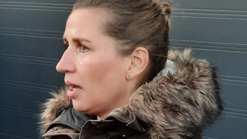 Statsminister Mette Frederiksen i tårer efter besøg hos minkavler i sidste måned. Mandag fik hun sin lovhjemmel på plads. Foto: John Ankersen