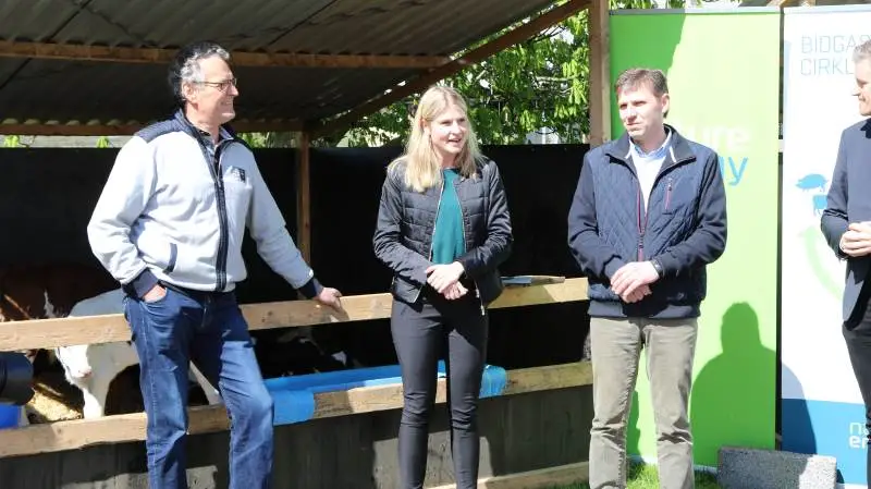 Planerne om det nye biogasanlæg i Holbæk blev præsenteret onsdag på et pressemøde. Her ses fra venstre viceborgmester og miljøudvalgsformand i Holbæk, John Harpøth (DF), borgmester Christina K. Hansen (S), formand for leverandørforeningen, Sjællands Biogas, Klaus Pedersen samt kommunikationsdirektør i Nature Energy, Rasmus Winther.