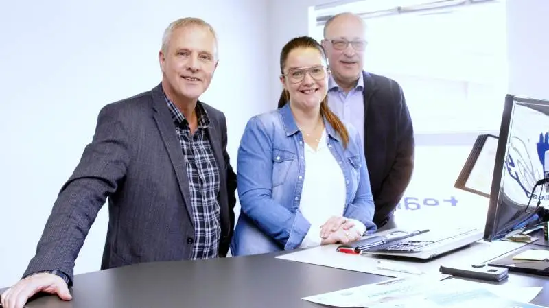 Ejendomsmæglerne Ib Bjerregaard (tv) og Bettina Sæderup samt landbrugsformidler Poul Skalborg glæder sig til at vise deres nye base frem ved Agriteam Viborg/Aars, når de inviterer til åbent hus og reception onsdag den 9. maj.