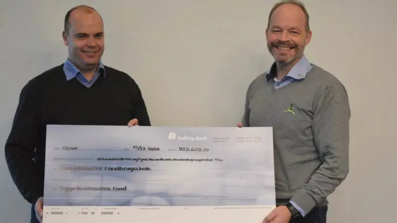 Asmildkloster Landbrugsskole, med Lars Møgelbjerg Andersen i spidsen fik overrakt donationen af Lars Kristensen, som er formand for Landboforeningen Limfjord.