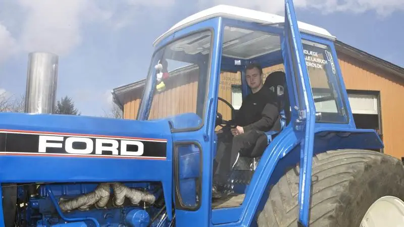 Interessen for motorer og teknik har ført til, at 20-årige Micky Samsøe for halvandet år siden købte en Ford TW 15. Den er siden blevet renoveret og opbygget for omkring 150.000, så den med 700-800 heste under hjelmen kan