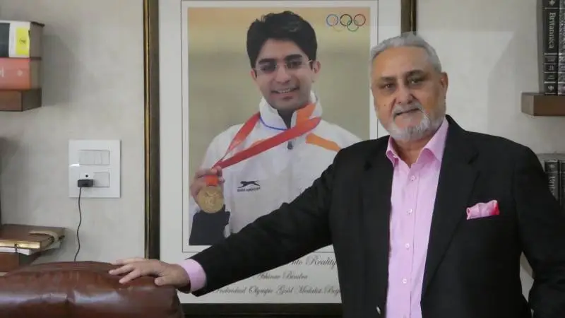 Apjit Bindra har på sit kontor hængende et stort foto af sin søn, Abhinav Bindra, der er Indiens hidtil eneste guldmedaljetager ved et OL nogensinde. Det giver ham en national heltestatus og gøre familienavnet Bindra kendt for de fleste indere. Fotos: Jørgen P. Jensen