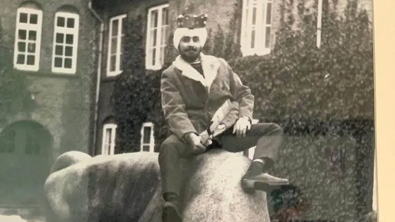Apjit Bindra er den dag i dag stadig stolt af, at han under sit ophold på Dalum Landbrugsskole i 1970 blev kattekonge til skolens fastelavnsfest. Dette foto hænger i dag i hans store soveværelse. Affotografering: Jørgen P. Jensen