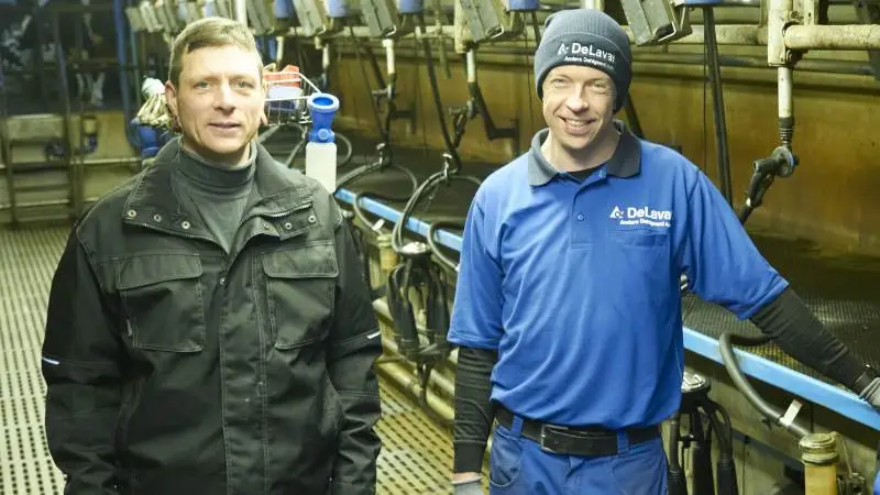 Mælkeproducent Søren Kaae (tv), Frederikshavn, er glad for han lyttede til servicetekniker Niels Nielsens råd om at skifte til de nye Evanza malkesæt.