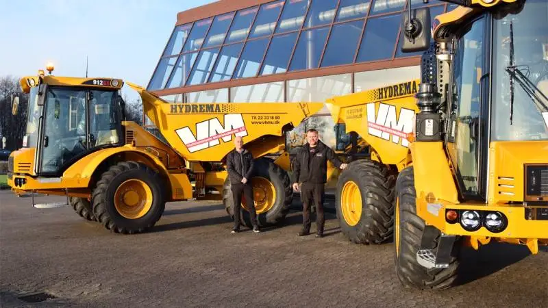 Claus Sejer Thomsen (tv), distriktschef ved Hydrema, og Henrik Frederiksen, Direktør for Vesthimmerlands Materieludlejning blev foreviget foran Hydrema i Støvring.