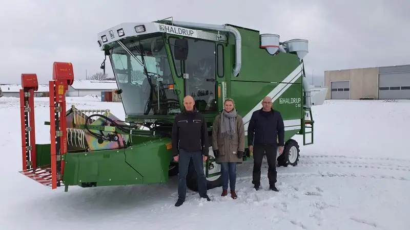 Planteavlskonsulent Jens Lyhne Kristiansen, forsøgskoordinator Sofie Hæstrup Olesen og forsøgsmedarbejder Peter Neistskov Jensen fra forsøgsholdet tog imod LandboNords nye forsøgsmejetersker.