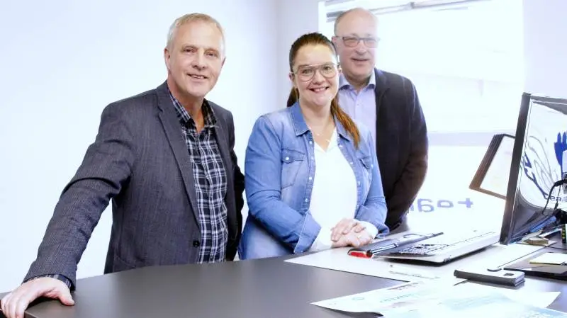 Ejendomsmæglerne Ib Bjerregaard (tv) og Bettina Sæderup samt landbrugsformidler Poul Skalborg glæder sig til at vise deres nye base frem ved Agriteam Viborg/Aars, når de inviterer til åbent hus og i nye lokaler. Foto: Tenna Bang