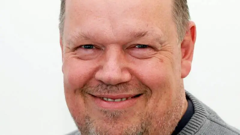 - Lidt jord under støvlen kan være inficeret med svinepest og blive båret med ind i stalden, hvis man ikke er helt skarp på de rene og urene zoner, og så kan svinene blive smittet og dø. Og det er ikke en død, man ønsker for selv sin værste fjende, lyder det fra svinekonsulent Anders Peter Andersen i en artikel i Velasavisen.