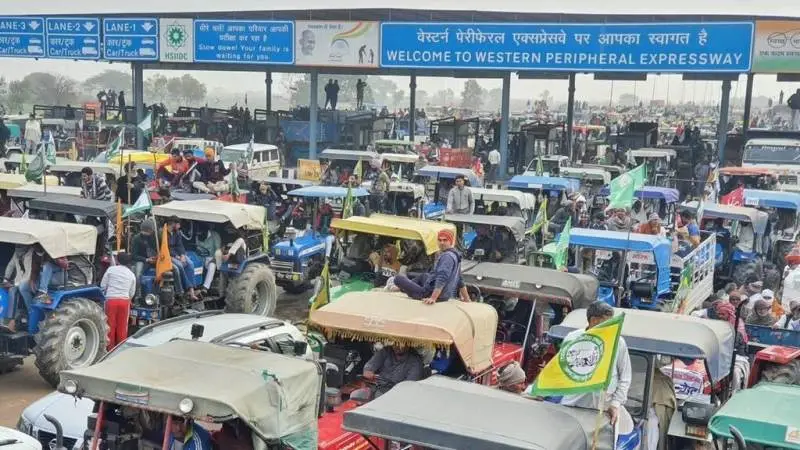 Tusindvis af traktorer og campingvogne har skabt motorvejskø, mens landmænd venter på, at barrikaderne bliver åbnet op forud for en traktordemonstration på Indiens republikdag tirsdag. | Foto: Kisan Ekta Morcha, twitter.com/Kisanektamorcha.