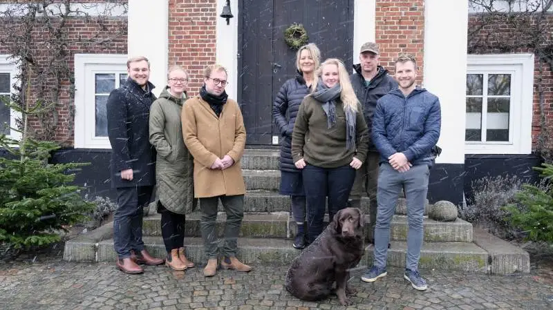 Fru Møllers Mølleri med ejerlederens datter Else Mette Møller, kæresten Jan Vestergaard Jørgensen og ejere Bodil og Kim Møller med de tre studerende Daniel Aagaard Kreutzfeldt Rasmussen, Lise Murmann Pedersen og Kasper Højbjerg Rasmussen fra Erhvervsakademi Aarhus. Foto: Maria Evald.