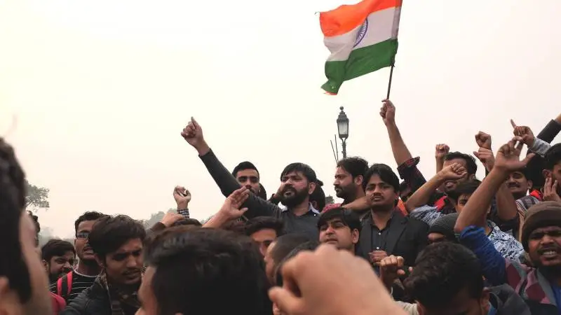 Politiet har barrikaderet gaderne i hjertet af Delhi for at kontrollere de tusindvis af landmænd, der har mødt op til traktordemonstration i hovedstaden.