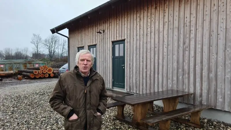 Der er en høj grad af specialisering ved byggeri med træ, fortæller Palle Nielsen, Bondeskovgaard Savværk, der her er fanget ude foran den ladebygning, han og kollegerne har fået sat op ved det nye savværk i Osted udenfor Roskilde.