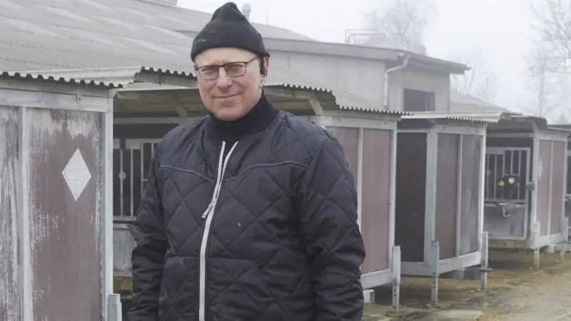 Faste rutiner har sammen med et flydende elektrolyt-produkt hjulpet mælkeproducent Peter Niss til hele tiden at være et skridt foran i kalvehytterne på Stenvadgaard ved Nibe i Nordjylland.