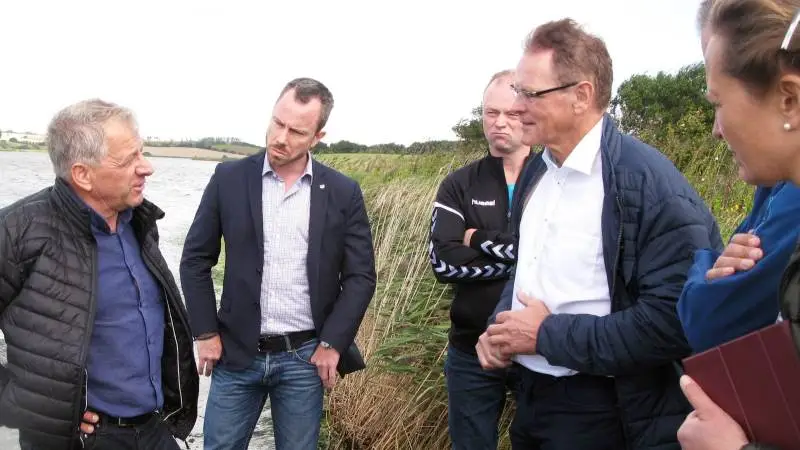 - Miljøkampen skal vindes på virkelighedens fakta, lød det samstemmigt fra Venstres miljø- og fødevareordfører, Erling Bonnesen (th) og Venstres daværende politiske ordfører og nu nyudnævnte miljø- og fødevareminister, Jakob Ellemann-Jensen (i midten), da de i sensommeren sidste år mødtes med landbruget ved bredden af Norsminde Fjord i Østjylland. Blandt andre formanden for Landboforeningen Odder-Skanderborg, Jens Gammelgaard, (tv). Arkivfoto: John Ankersen