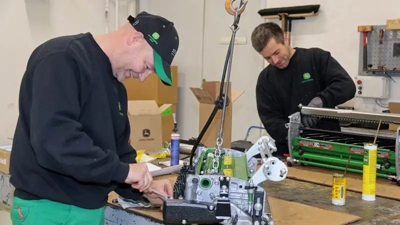 Rasmus Christensen fra Semler Agros afdeling i Brøndslev på kursus i golf-hovedafdelingen i Trige ved Aarhus. Det er klippeled, det gælder, og Rasmus Christensen kan hente knowhow hos Kim Appelby (til venstre).