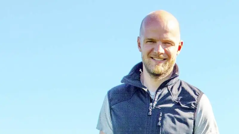 - Han har vist både interesse og forståelse for tingede og også indsigt i problematikkerne, siger mælkeproducent ved Odder, Claus Fenger om Jakob Ellemann. Foto: Flemming Erhard