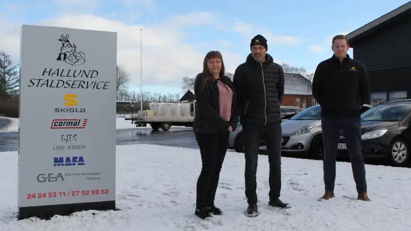 Som ny servicepartner har Hallund Staldservice ved Annemarie og Anders Larsen knyttet endnu tættere bånd til Skiold og Martin Holm Pedersen (th).