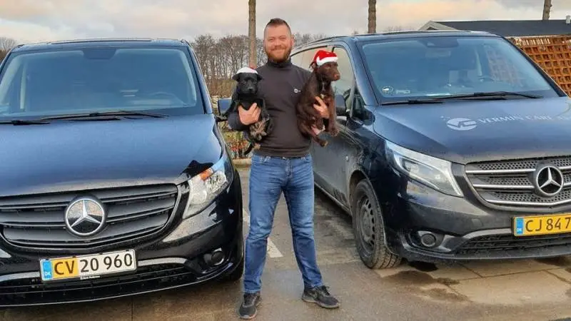 Thomas Bertelsen er indehaver af Vermin Care ApS. Her fotograferet i forbindelse med julen, hvor hans to ”rottehunde” havde fået nissehuer på. Privatfoto