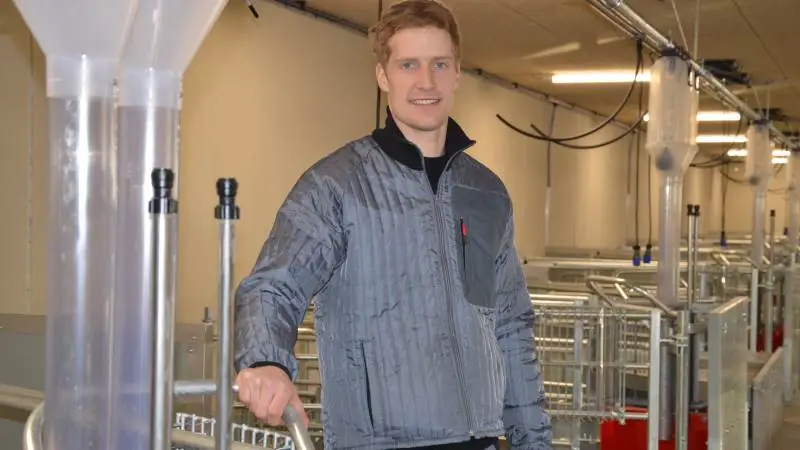 - Vi tror på, at udviklingen går mod de løsgående søer, og det er det, der bliver fremtiden. Vi er ikke i tvivl om, at det er et godt koncept, og erfaringerne melder da også om tungere grise ved fravænning og mere glade grise, siger Rune Sørensen om baggrunden for at de har valgt inventar til løsdrift i farestalden.