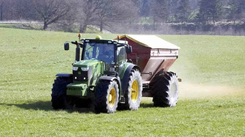 - Normalt er udbyttet uafhængigt af, om første gødningstilførsel sker først eller sidst i marts - blot den kommer ud inden 1. april, påpeger Seges. Arkivfoto.