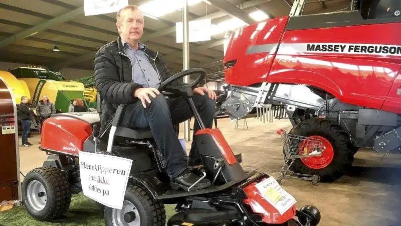 Hovedpræmievinderen Peter Rasmussen, Østervrå, kunne glad tage hjem med en Jonsered FR 2216 M havetraktor til en værdi af 35.000 kroner.