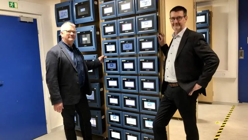 Carsten L. Pedersen (til venstre) og Jørgen Yde Jensen (til højre) har indgået aftale om at udvikle fremtidens klima- og produktionssystemer til insektfarme.