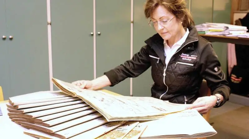 90 års historie fylder en del i de mange scrapbøger, som er blevet lavet gennem Hjallerup Maskinforretnings historie. Minderne om farfar, som startede det hele, er store for marketingschef Laila Høygaard Michaelsen. Foto: Tenna Bang