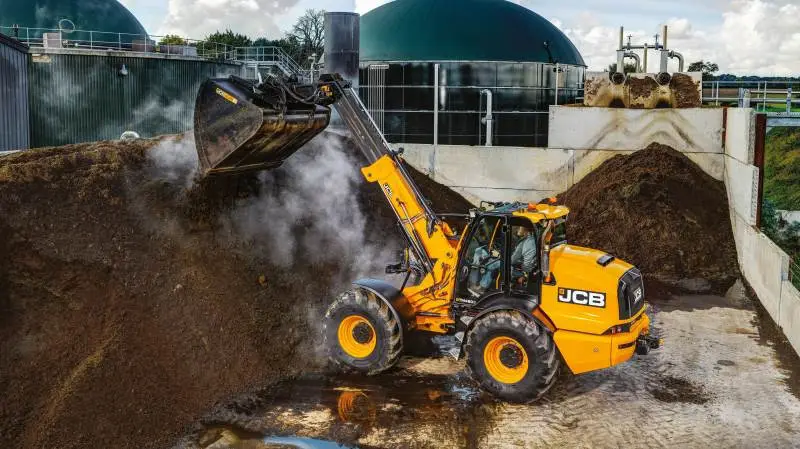Flagskibet i de nye JCB opdaterede teleskoplæssere er TM420S, som er udstyret med en ny JCB DieselMAX-motor Stage V på 4,8 liter med en maksimal ydelse på hele 173 hk med 690 Nm.