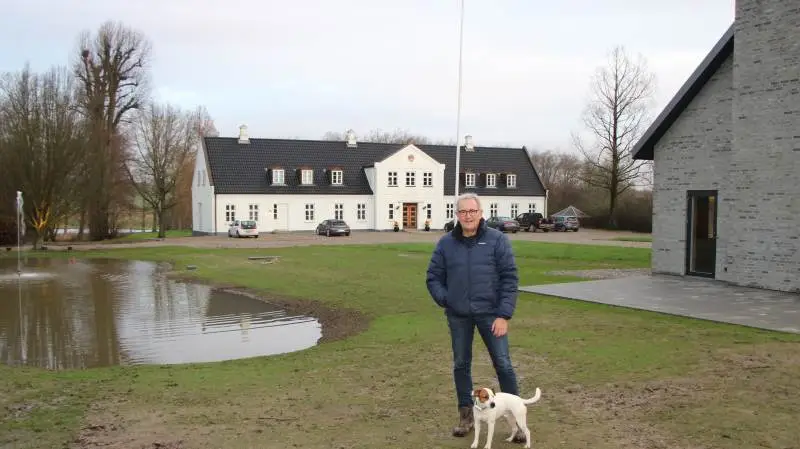 Jørgen Baastrup, Galten, bor på nabogården Christinedahl, hvor han driver et udviklingsselskab samtidig med markbrug og en smågriseproduktion, som han lejer ud.