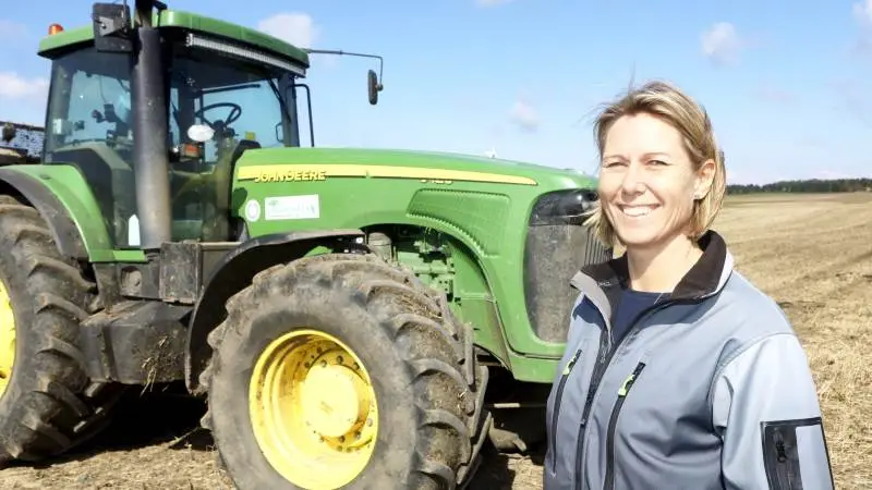 - Kvalificeret arbejdskraft er virkelig en mangelvare, understreger formanden for de fynske maskinstationer (DM&E Fyn), Helle Lundsgaard fra Egekærslund A/S. Hun gør det samtidig klart, at det ikke er noget problem at tiltrække de unge. Det er antallet af lærepladser, der sætter en kæp i hjulet for fremtidens talenter i maskinfører- og entreprenørbranchen. Arkivfoto: Erik Hansen