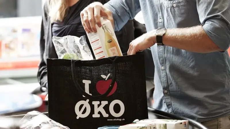 Forbrugernes køb af økologiske måltidskasser og nethandel indgår nu i opgørelsen af det danske økologisalg. Det får den økologiske markedsandel til at stige markant til hele 13,3 procent. Det viser nye tal fra Danmarks Statistik.
