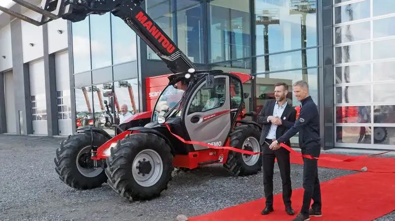 Scantrucks Business Manager Sweden Anker G. Lemvig (til venstre) og Söderberg & Haaks Komatsu-salgschef Kjelll Forsen klipper sammen det røde silkebånd.