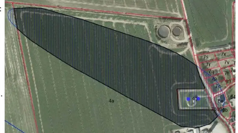 Her er området på cirka 6 hektar ved Veddum Vandværk i Mariagerfjord Kommune. De to blå prikker er de aktive drikkevandsboringer.